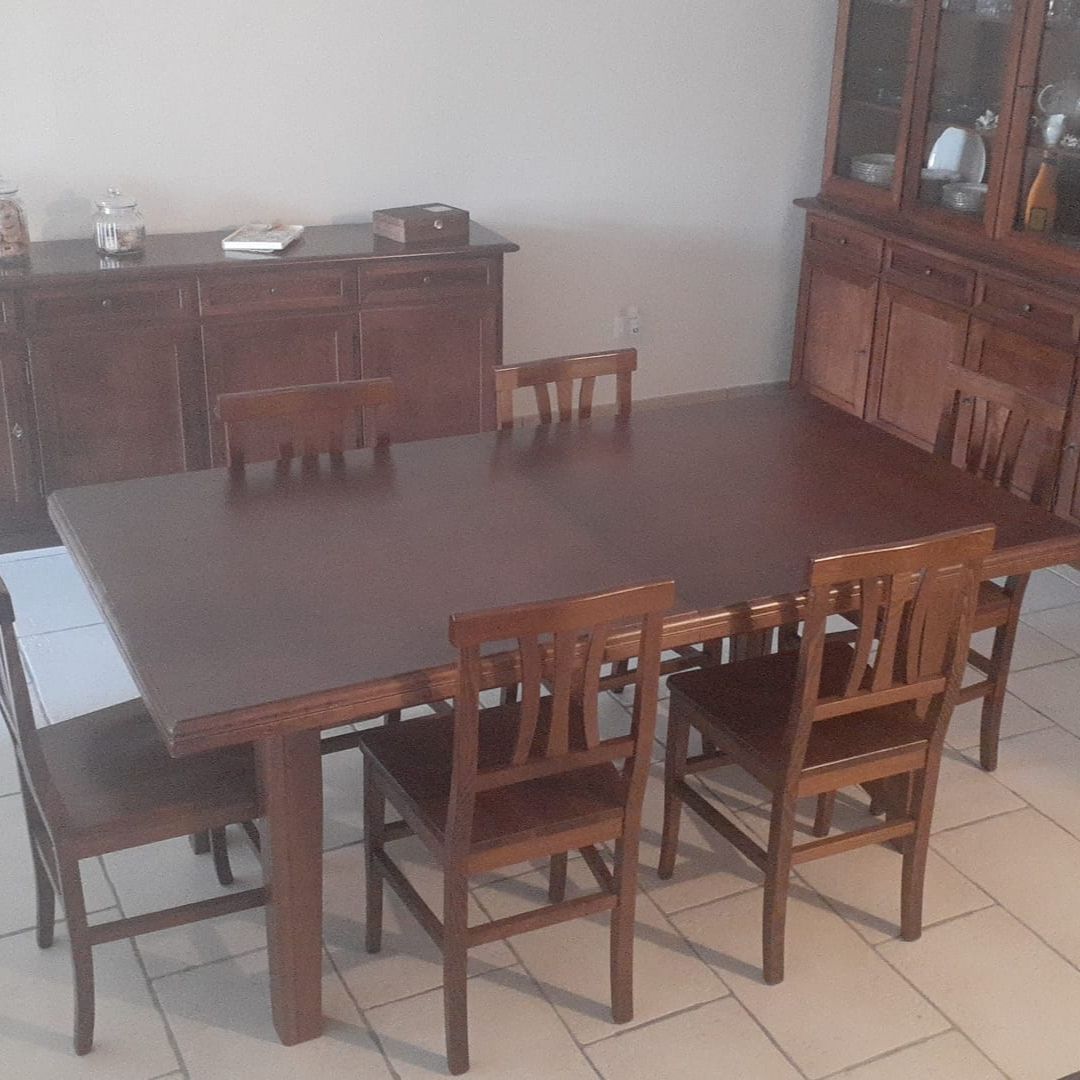 Tavolo fratino allungabile in noce scuro abbinato a credenza in arte povera.
